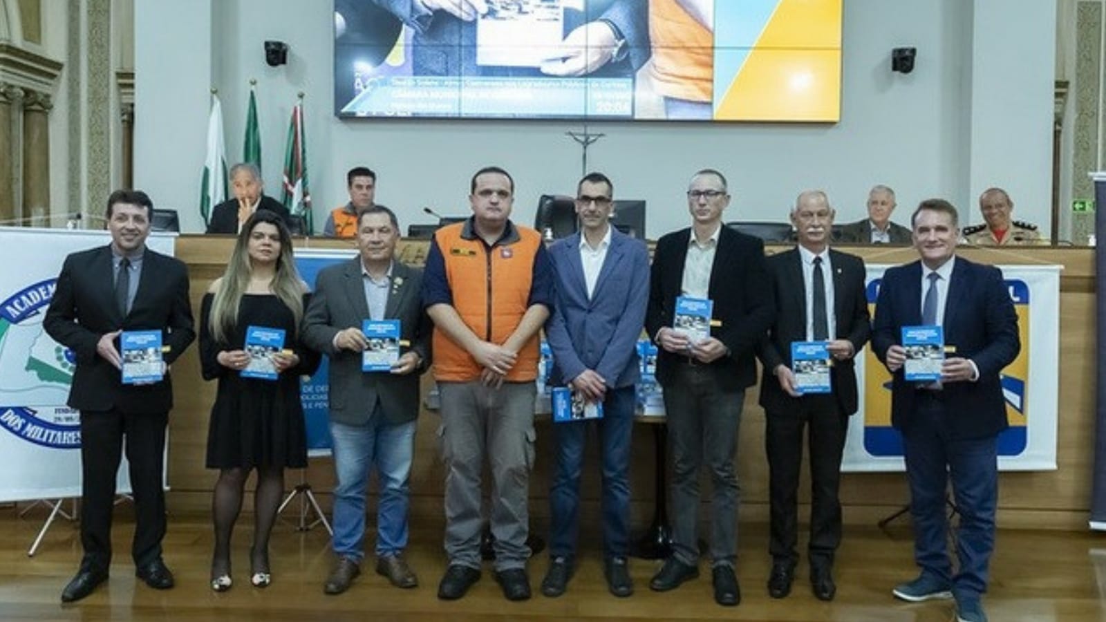 Livro de associado da AMAI é lançado em sessão solene da Câmara de Vereadores
